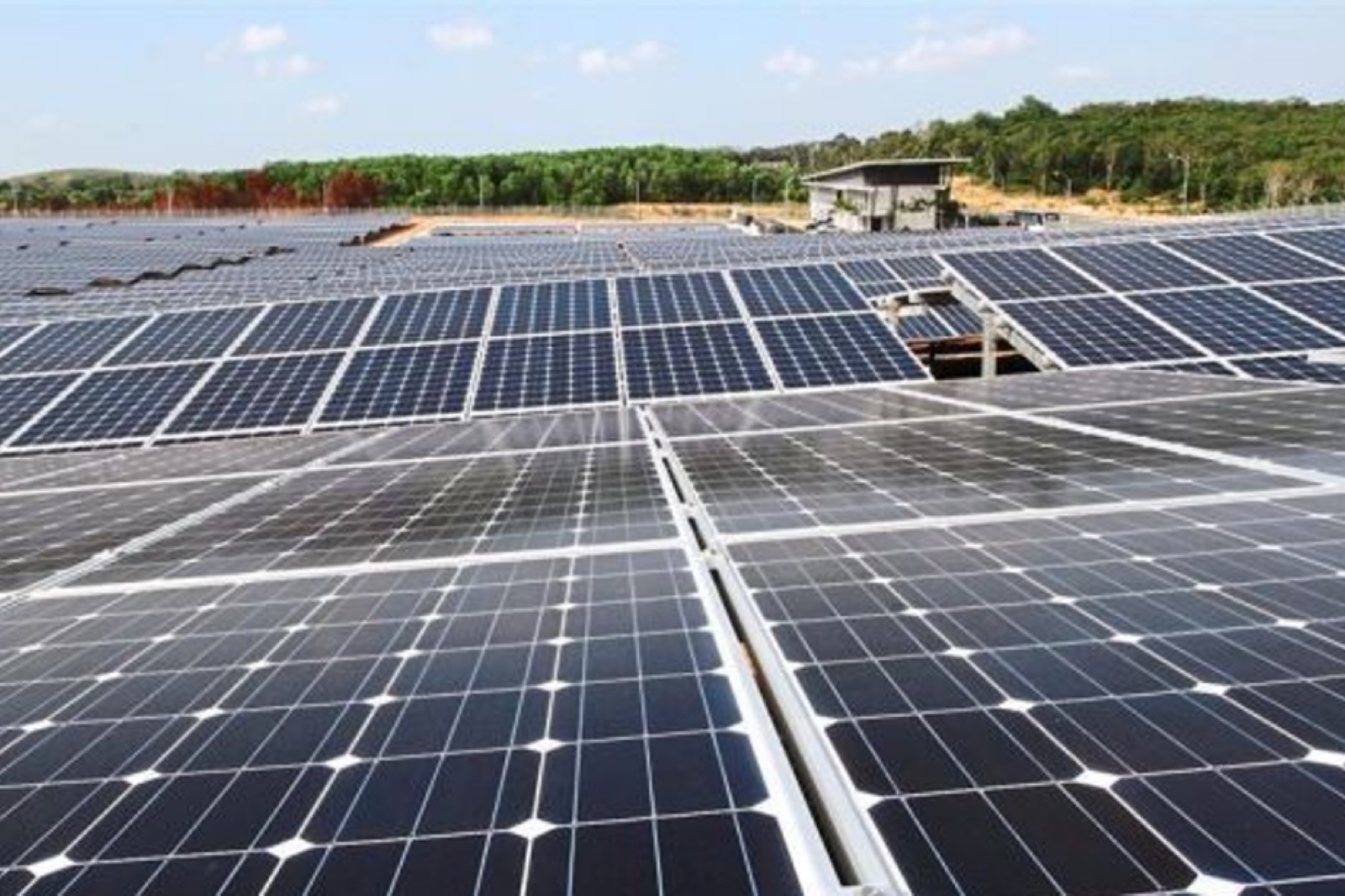 Large solar farm array reference image